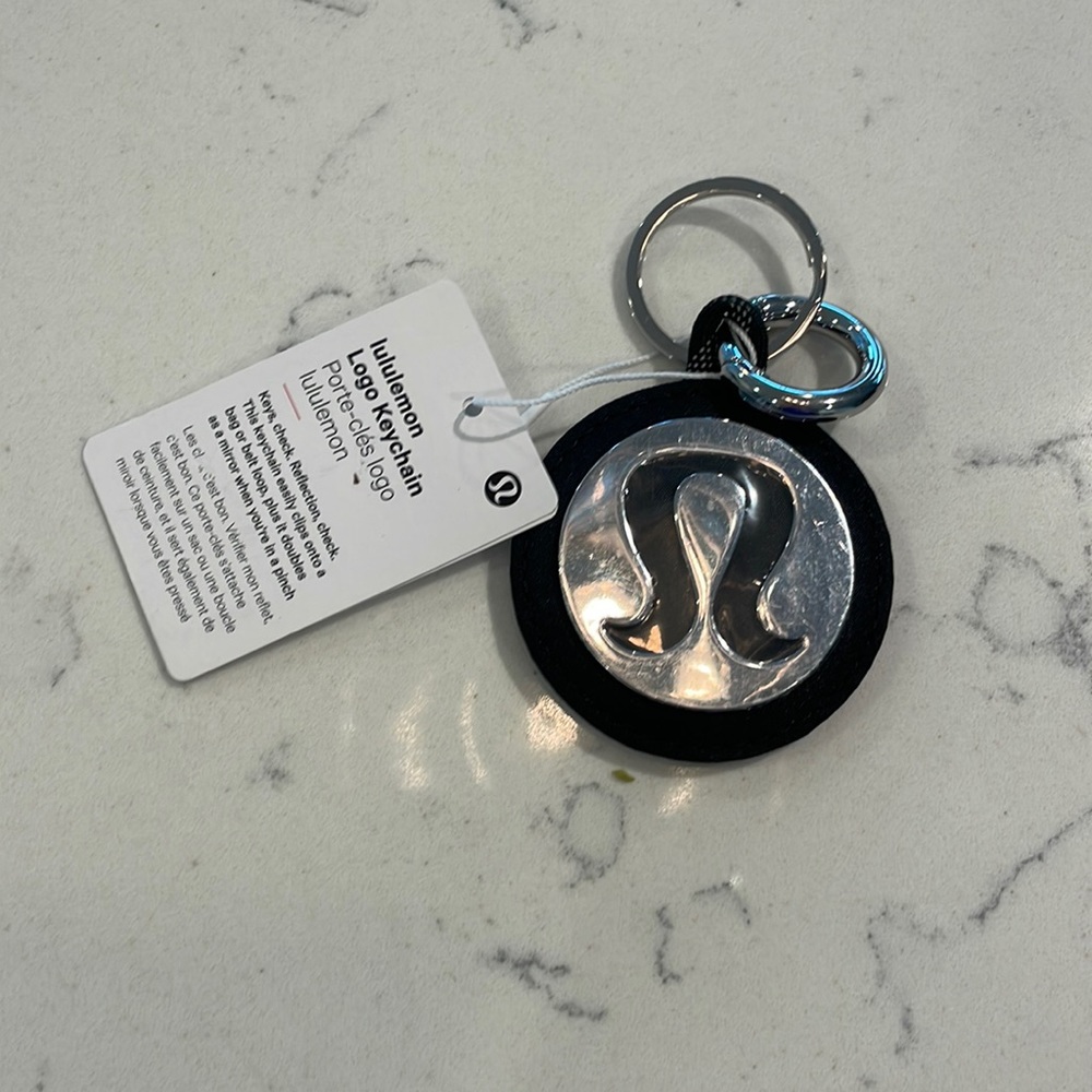 NWT✨ lululemon logo keychain